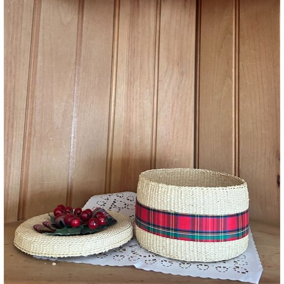 Hand woven Straw Basket with Lid & Red Plaid Ribbon Small Gift Holiday Decor - Picture 2 of 5